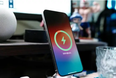 长兴苹果15换屏服务分享用什么充电器给iPhone15充电更好 